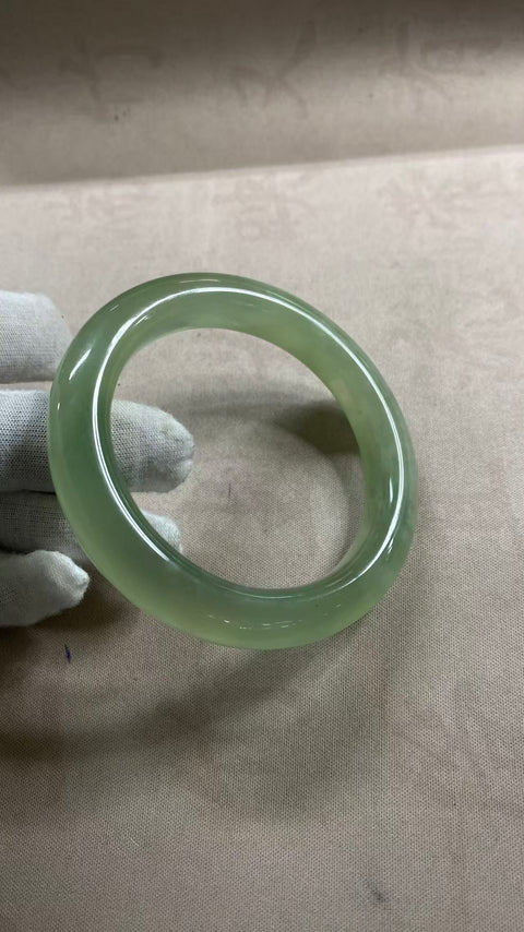 Gelang Giok Xiuyan Yang Indah Dengan Warna Hijau Es, Diameter 60 Mm Lebar Sisi 12.2 Mm. Semua Batu Terbentuk Secara Alami, Gratis Ongkos Kirim Dan Pajak.