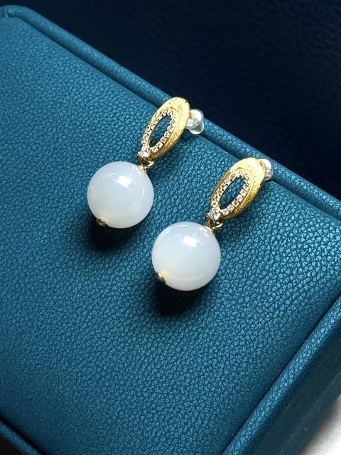 Anting giok Hetian Qingshui "sempurna" berbentuk bulat dan penuh dengan keanggunan oriental ~ tatahan perak 925 yang disikat. Ukuran: sekitar 12mm, batu alam terbentuk secara alami, polanya acak. Bebas biaya kirim dan pajak