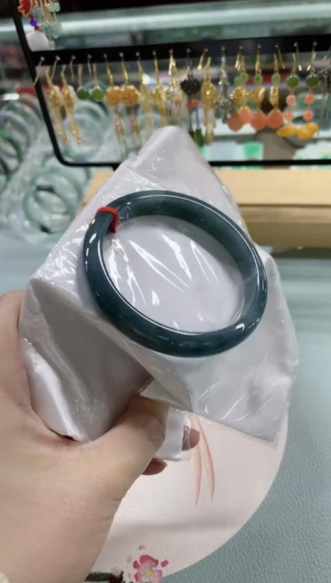 Gelang blue water jadeite grade A, bahan tua, super halus, struktur super padat, kepala air penuh, diameter 63,7 mm, lebar sisi 13 mm Kualitas batu giok halus dan lembab. gratis ongkir dan bea cukai