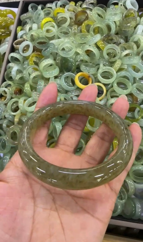 Gelang Selada Air Giok Cui Giok Alami Pesona Alam Ukuran 60 mm, Lebar sisi 13.4 mm Giok terjadi secara alami Pola acak Pengiriman dan pajak sudah termasuk.