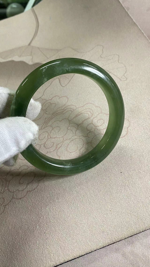 Gelang giok Xiuyan hijau penuh dengan tutup susu, diameter 61,8 mm, lebar tepi 12,1 mm, semua barang giok dibuat secara alami dengan pola acak. Termasuk pajak pengiriman