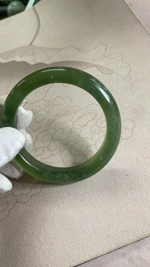Gelang giok Xiuyan hijau penuh dengan tutup susu, diameter 61,8 mm, lebar tepi 12,1 mm, semua barang giok dibuat secara alami dengan pola acak. Termasuk pajak pengiriman