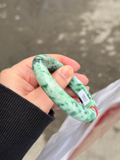 Jadeite alami hijau kering "gelang perdamaian" warna alami, giok hangat, bentuk gelang bulat dan penuh, ukuran sekitar: 61×13×9.8㎜, giok halus dan hangat, warna yang indah, termasuk pajak pengiriman