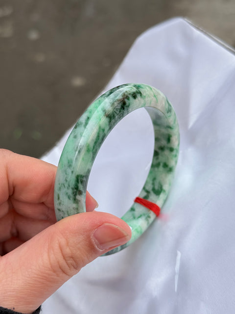 Jadeite alami hijau kering "gelang perdamaian" warna alami, giok hangat, bentuk gelang bulat dan penuh, ukuran sekitar: 61×13×9.8㎜, giok halus dan hangat, warna yang indah, termasuk pajak pengiriman