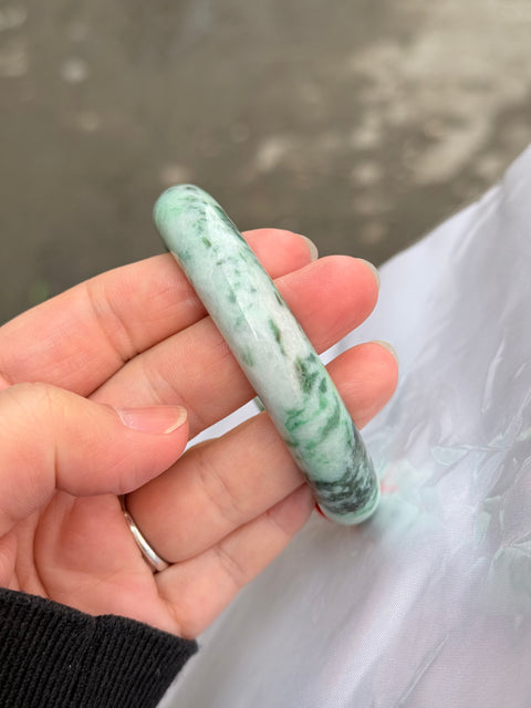 Jadeite alami hijau kering "gelang perdamaian" warna alami, giok hangat, bentuk gelang bulat dan penuh, ukuran sekitar: 61×13×9.8㎜, giok halus dan hangat, warna yang indah, termasuk pajak pengiriman
