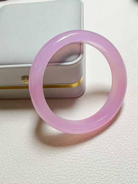Gelang pink kalsedon alami. Gioknya lembut dan hangat, dingin dan transparan. Efeknya sangat indah dan seperti peri. Ukurannya sekitar: 62,2-14,5-9㎜. Semua pola giok terbentuk secara alami. Termasuk pajak pengiriman