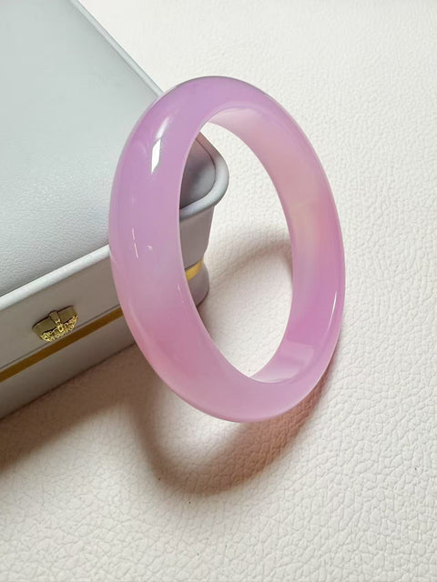 Gelang pink kalsedon alami. Gioknya lembut dan hangat, dingin dan transparan. Efeknya sangat indah dan seperti peri. Ukurannya sekitar: 62,2-14,5-9㎜. Semua pola giok terbentuk secara alami. Termasuk pajak pengiriman