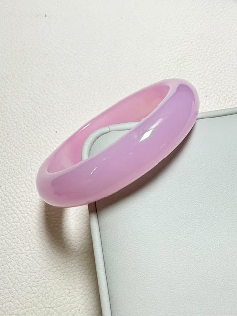 Gelang pink kalsedon alami. Gioknya lembut dan hangat, dingin dan transparan. Efeknya sangat indah dan seperti peri. Ukurannya sekitar: 62,2-14,5-9㎜. Semua pola giok terbentuk secara alami. Termasuk pajak pengiriman