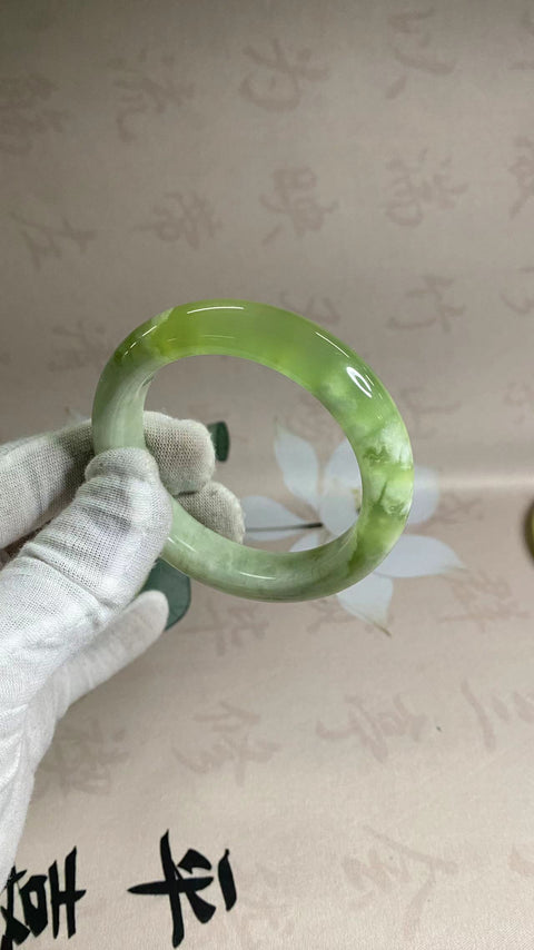 Gelang giok Xiuyan yang indah, gelang tutup susu anggur hijau, diameter 56mm, lebar sisi 13,4mm, semua barang giok dibuat secara alami dengan pola acak. Termasuk biaya pengiriman dan pajak