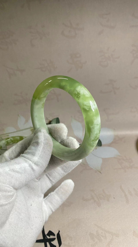 Gelang giok Xiuyan yang indah, gelang tutup susu anggur hijau, diameter 56mm, lebar sisi 13,4mm, semua barang giok dibuat secara alami dengan pola acak. Termasuk biaya pengiriman dan pajak