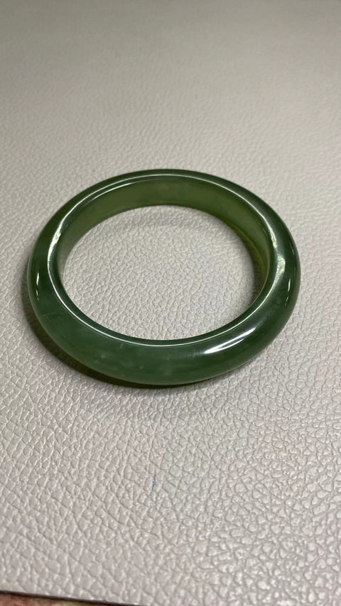 Gelang hijau penuh giok Xiu yang indah, dengan diameter 61 mm dan lebar samping 12 mm. Potongan giok semuanya diproduksi secara alami dengan pola acak. Sudah termasuk pengiriman dan pajak