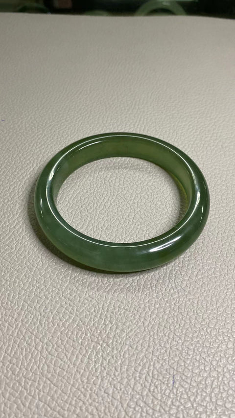 Gelang hijau penuh giok Xiu yang indah, dengan diameter 61 mm dan lebar samping 12 mm. Potongan giok semuanya diproduksi secara alami dengan pola acak. Sudah termasuk pengiriman dan pajak