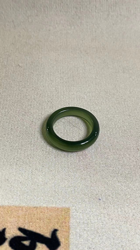 Cincin giok Xiuyan hijau penuh yang indah, diameter dalam 18mm, termasuk pajak pengiriman