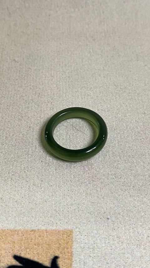 Cincin giok Xiuyan hijau penuh yang indah, diameter dalam 18mm, termasuk pajak pengiriman