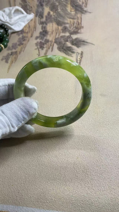 Gelang topi susu hijau Xiuyu yang indah, diameter 58mm, lebar tepi 13mm. Semua batu giok terbentuk secara alami, dan polanya acak. Termasuk biaya pengiriman dan pajak No. 202504291437
