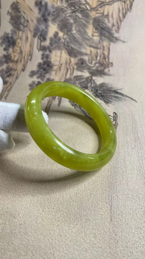 Gelang giok emas giok Xiuyan yang indah, diameter 58,6mm, lebar sisi 13,4 Giok dihasilkan secara alami, polanya acak Termasuk pajak pengiriman