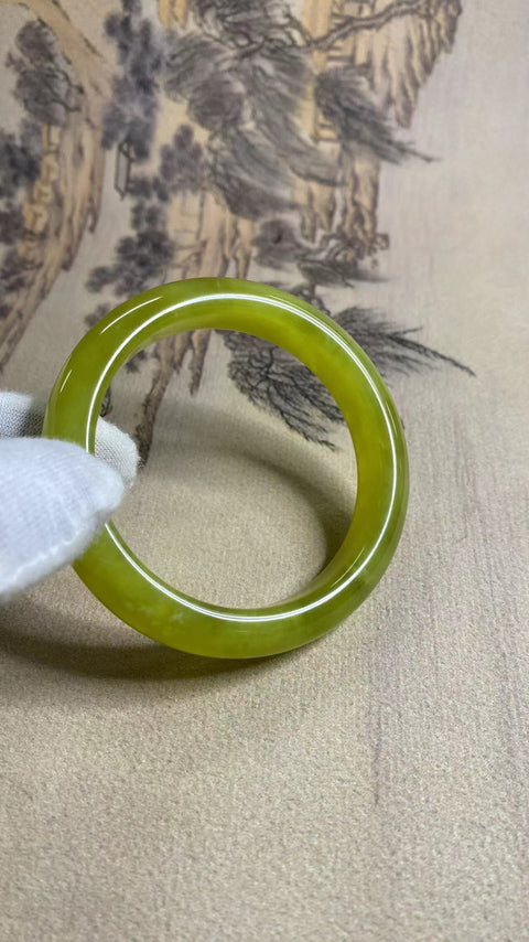 Gelang giok emas giok Xiuyan yang indah, diameter 58,6mm, lebar sisi 13,4 Giok dihasilkan secara alami, polanya acak Termasuk pajak pengiriman