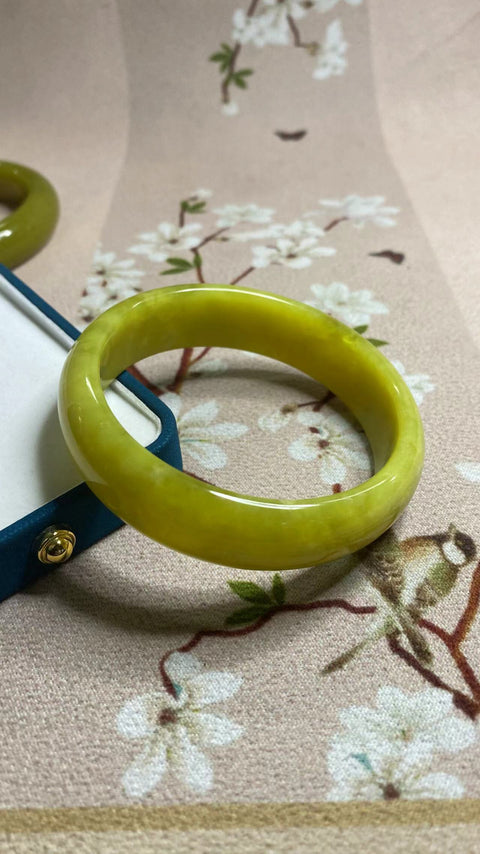 Gelang bunga emas giok Xiuyan yang indah, diameter 59,4mm, lebar tepi 16,3mm, giok dihasilkan secara alami, polanya acak, termasuk pajak pengiriman