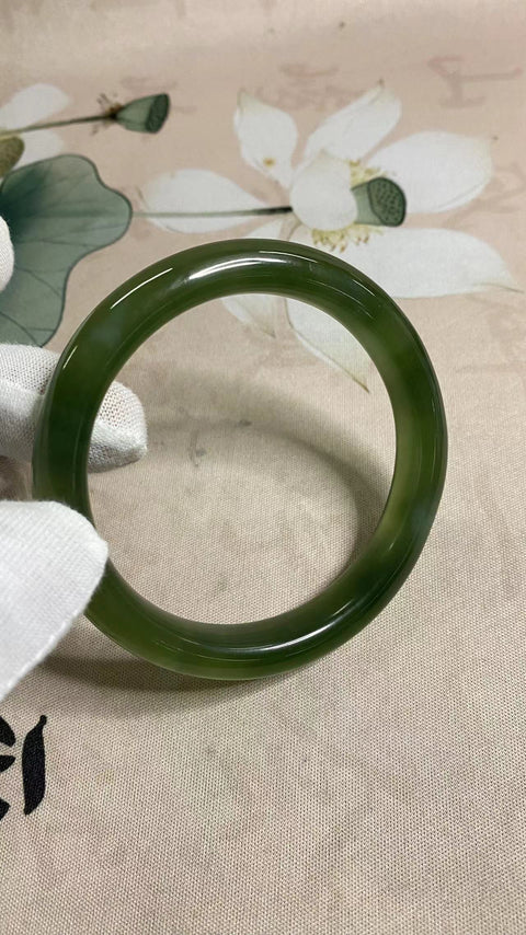 Gelang bahan giok Xiuyan 180 yang sangat indah, giok hijau mengambang, kehidupan yang kaya, diameter 58,8mm, lebar tepi 11mm, giok terbentuk secara alami, polanya acak, termasuk pajak pengiriman