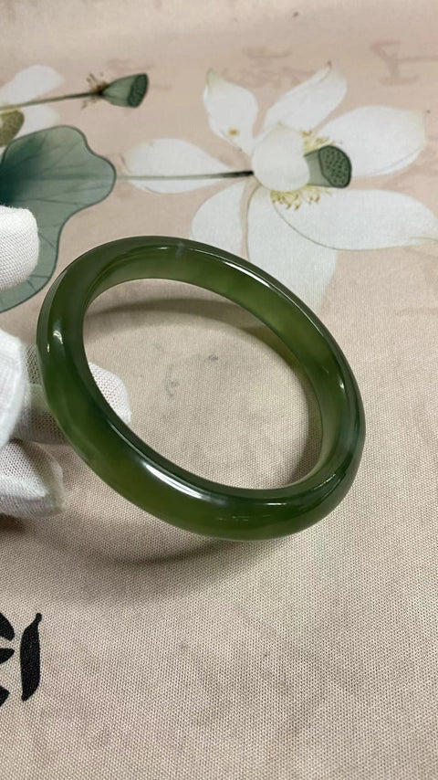 Gelang bahan giok Xiuyan 180 yang sangat indah, giok hijau mengambang, kehidupan yang kaya, diameter 58,8mm, lebar tepi 11mm, giok terbentuk secara alami, polanya acak, termasuk pajak pengiriman