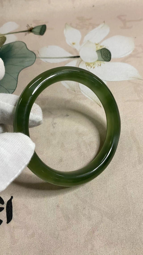 Gelang bahan giok Xiuyan 180 yang sangat indah, giok hijau mengambang, kehidupan yang kaya, diameter 58,8mm, lebar tepi 11mm, giok terbentuk secara alami, polanya acak, termasuk pajak pengiriman