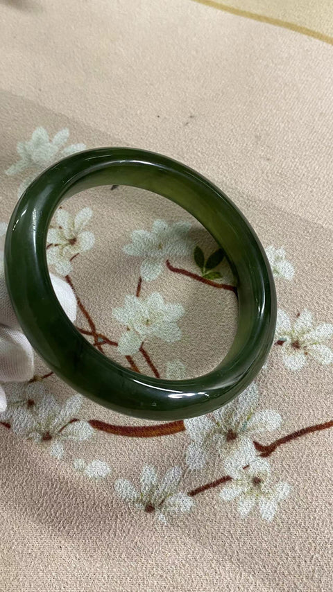 Gelang giok Xiuyan hijau penuh yang sangat indah, diameter 68mm, lebar tepi 12,5mm, semua barang giok dibuat secara alami dengan pola acak. Termasuk pajak pengiriman