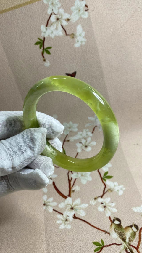 Gelang topi susu hijau Xiuyu yang indah, 57,5mm, lebar tepi 11,1mm, giok dihasilkan secara alami, polanya acak, termasuk pajak pengiriman