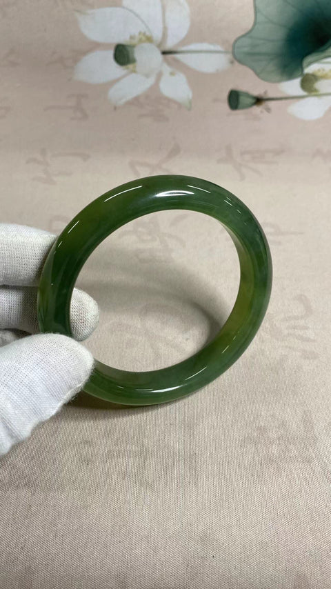 Gelang giok hijau penuh giok Xiuyan yang indah, giok mengambang di giok, kekayaan seumur hidup, diameter 62,5mm, lebar tepi 13,6mm, giok dihasilkan secara alami, polanya acak, termasuk pajak pengiriman