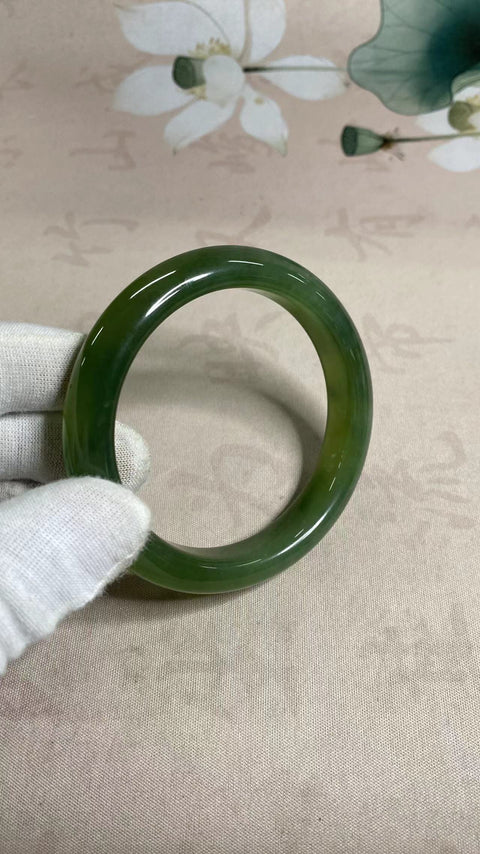 Gelang giok hijau penuh giok Xiuyan yang indah, giok mengambang di giok, kekayaan seumur hidup, diameter 62,5mm, lebar tepi 13,6mm, giok dihasilkan secara alami, polanya acak, termasuk pajak pengiriman
