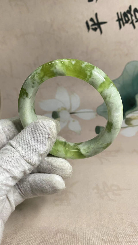 Gelang topi susu hijau Xiuyu yang indah, diameter 55,3mm, lebar tepi: 13,3mm, giok dihasilkan secara alami, polanya acak, termasuk pajak pengiriman