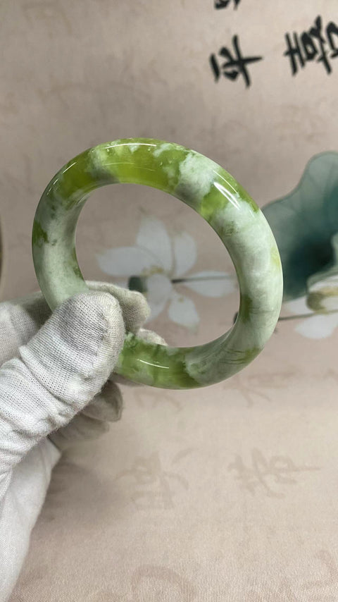 Gelang topi susu hijau Xiuyu yang indah, diameter 55,3mm, lebar tepi: 13,3mm, giok dihasilkan secara alami, polanya acak, termasuk pajak pengiriman