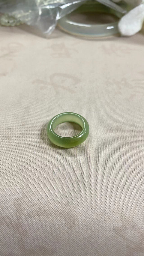 Cincin giok Xiuyan yang indah dengan warna gradien, diameter 16mm, giok dihasilkan secara alami, polanya acak, termasuk pajak pengiriman