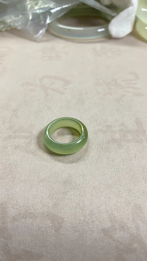 Cincin giok Xiuyan yang indah dengan warna gradien, diameter 16mm, giok dihasilkan secara alami, polanya acak, termasuk pajak pengiriman