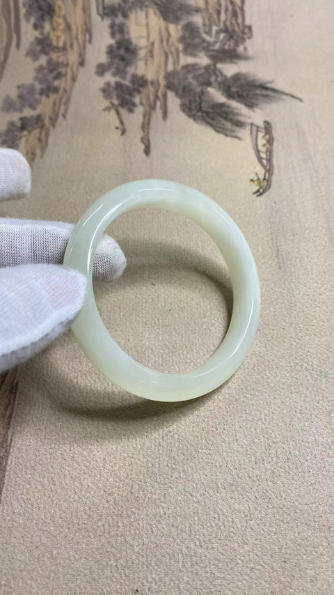 Gelang cahaya bulan putih Xiuyan yang indah, 59mm, lebar samping 11,6mm, giok alami dihasilkan secara alami, polanya acak, termasuk pajak pengiriman