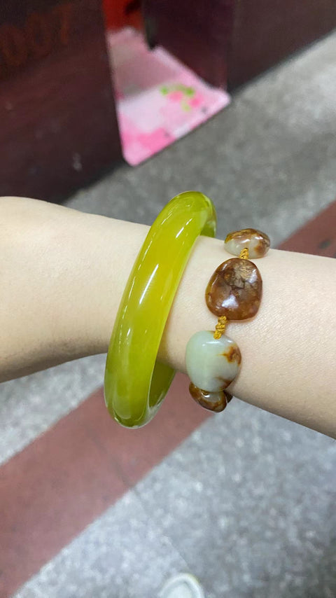 Gelang giok emas Xiuyan yang sangat indah, diameter 59,2 mm, lebar tepi 12,7 mm, giok alami terbentuk secara alami, polanya acak, termasuk pajak pengiriman