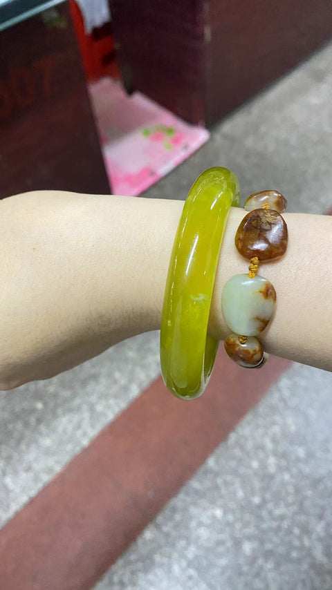 Gelang giok emas Xiuyan yang sangat indah, diameter 59,2 mm, lebar tepi 12,7 mm, giok alami terbentuk secara alami, polanya acak, termasuk pajak pengiriman