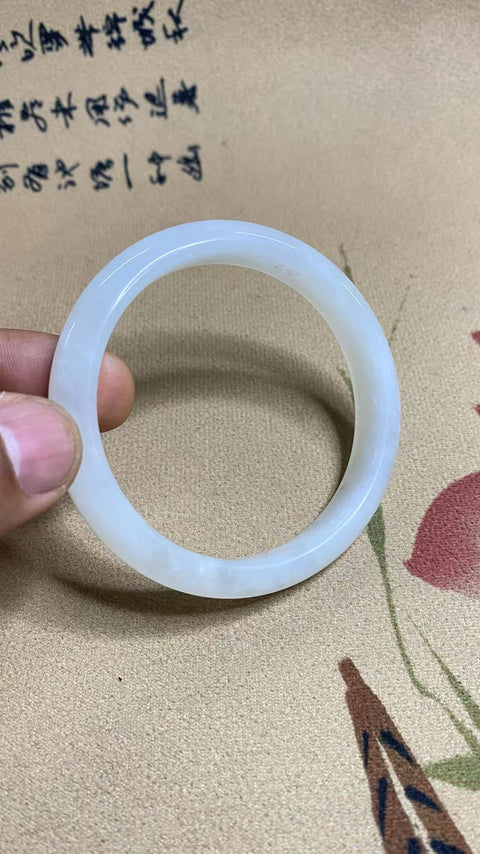 Gelang giok Xiuyan yang indah, diameter 58,3 mm, lebar tepi 11 mm, giok alami dihasilkan secara alami, polanya acak, termasuk pajak pengiriman