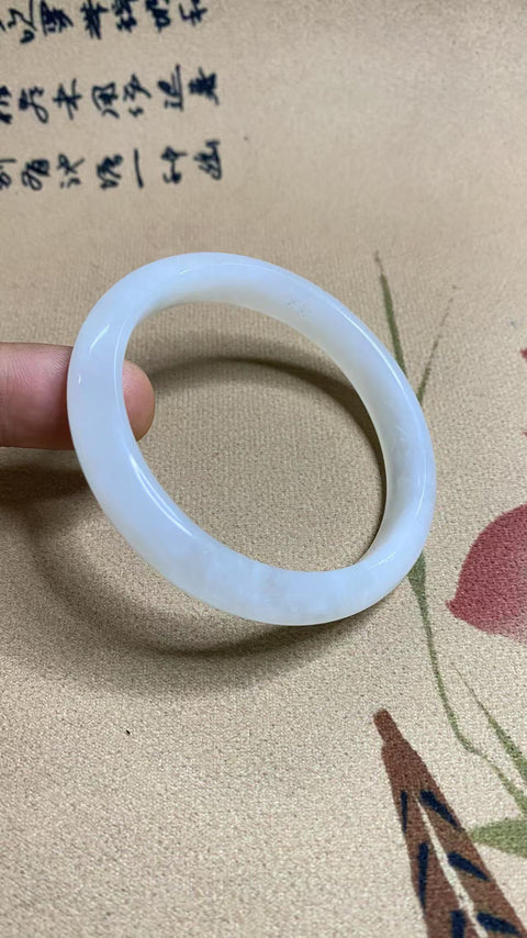 Gelang giok Xiuyan yang indah, diameter 58,3 mm, lebar tepi 11 mm, giok alami dihasilkan secara alami, polanya acak, termasuk pajak pengiriman
