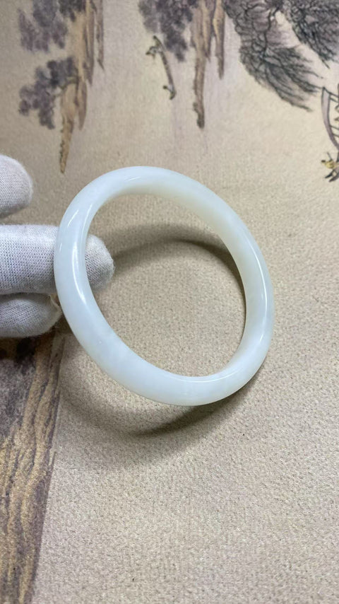 Gelang giok putih Xiuyan yang indah, diameter 61,2mm, lebar tepi 10,2mm, batu alam terbentuk secara alami, pola acak, termasuk pajak pengiriman