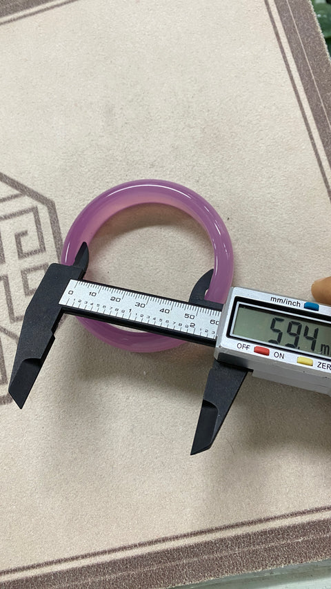 Gelang batu manau indah, penuh warna, diameter dalam 59,4 mm , lebar samping 14,8mm, batu alam dihasilkan secara alami, polanya acak, termasuk pajak pengiriman