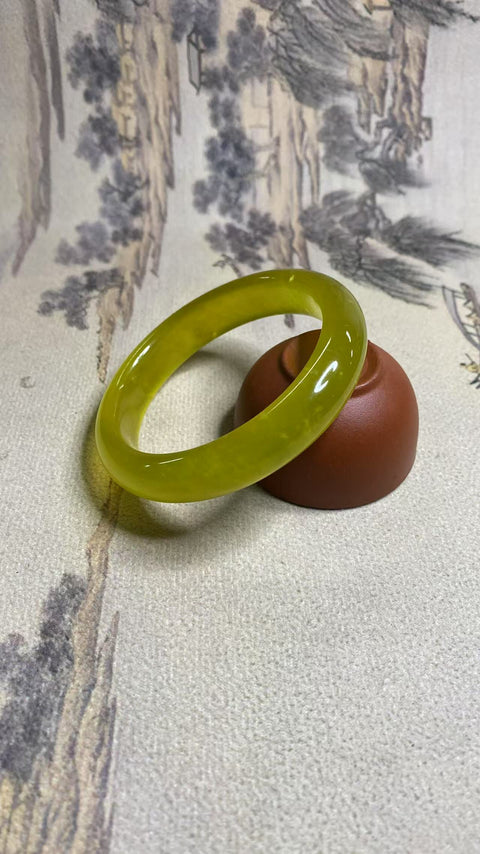 Gelang bunga emas giok Xiuyan yang indah, diameter dalam 57,5 mm, lebar samping 13,2 mm, batu alam terbentuk secara alami, polanya acak, termasuk pajak pengiriman