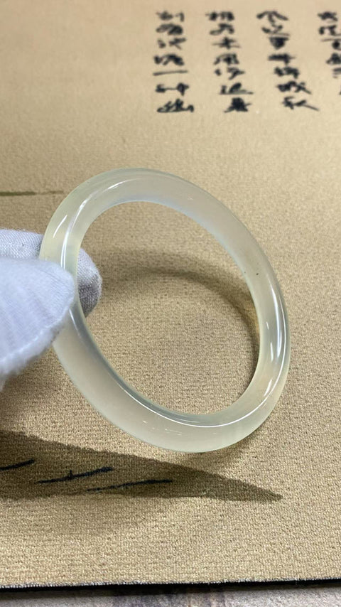 Gelang badai salju dasar es giok Xiuyan yang indah, transparan es, berpendar, diameter 56,3 mm, ketebalan batang 8.2mm, giok dihasilkan secara alami dengan pola acak, termasuk pengiriman dan pajak