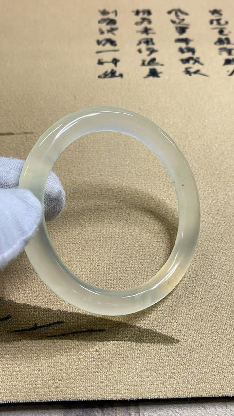 Gelang badai salju dasar es giok Xiuyan yang indah, transparan es, berpendar, diameter 56,3 mm, ketebalan batang 8.2mm, giok dihasilkan secara alami dengan pola acak, termasuk pengiriman dan pajak