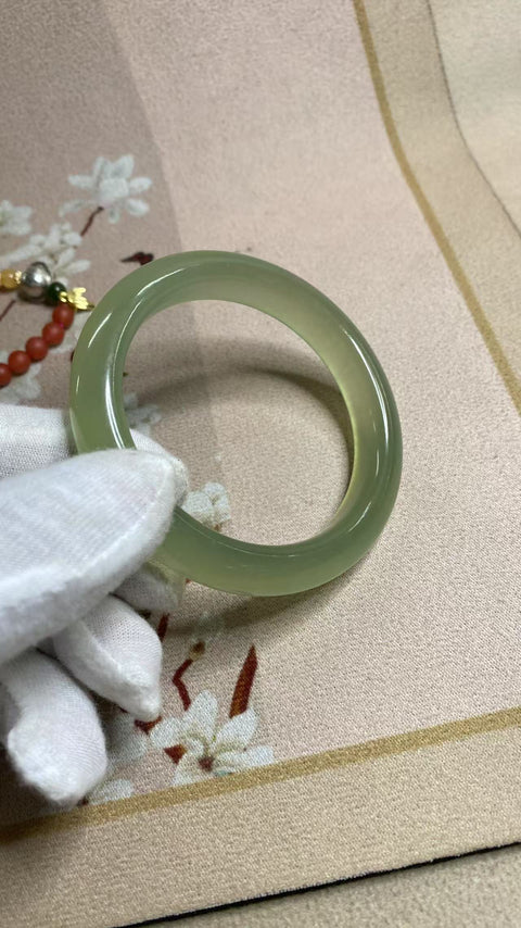 Gelang bunga mengambang hijau es giok Xiuyan yang indah, diameter 58,3mm, lebar tepi 12,3mm, batu alam semuanya terbentuk secara alami dengan pola acak. Termasuk pajak pengiriman