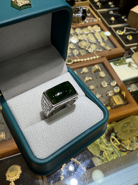 Cincin pria bertatahkan perak hijau tua dari batu giok Xiuyan! Cincin ini dapat disesuaikan, Ukuran 15 x 9 mm, Termasuk biaya pengiriman dan pajak