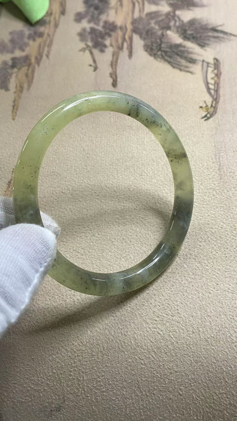 Gelang kecantikan lukisan tinta giok Xiuyan yang indah, diameter 64,3, batu alam semuanya dihasilkan secara alami dengan pola acak, termasuk pengiriman dan pajak