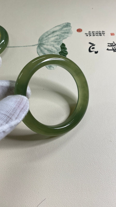 Gelang Giok Cui Alami Ukuran 62 mm Lebar Sisi 13 mm Giok terbentuk secara alami Pola acak Pengiriman dan pajak sudah termasuk.