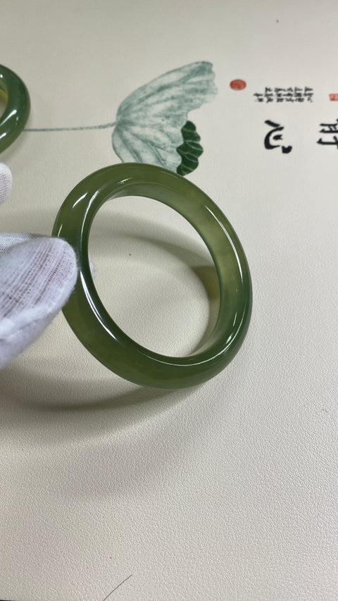 Gelang Giok Cui Alami Ukuran 62 mm Lebar Sisi 13 mm Giok terbentuk secara alami Pola acak Pengiriman dan pajak sudah termasuk.