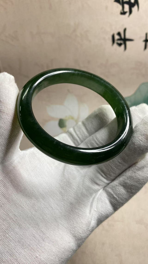 Gelang giok Xiuyan hijau penuh yang indah, diameter 61,5, lebar tepi 11,8mm, batu alam dihasilkan secara alami dengan pola acak, termasuk pengiriman dan pajak