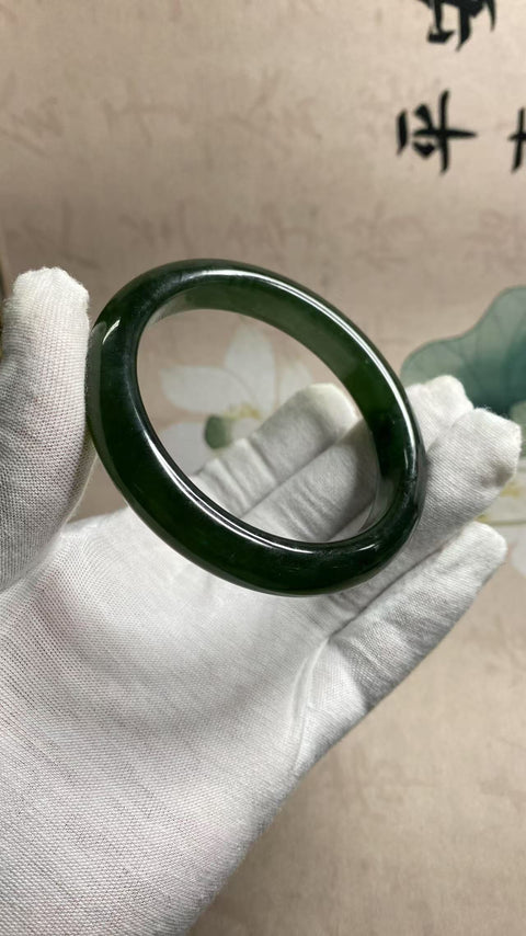Gelang giok Xiuyan hijau penuh yang indah, diameter 61,5, lebar tepi 11,8mm, batu alam dihasilkan secara alami dengan pola acak, termasuk pengiriman dan pajak
